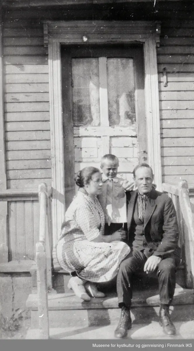 Nordvågen. Hilmar og Elise (Lisken) Sjøgren med sønnen Trygve på trappa til Johannes Klevstads bakeri. Ca. 1927.