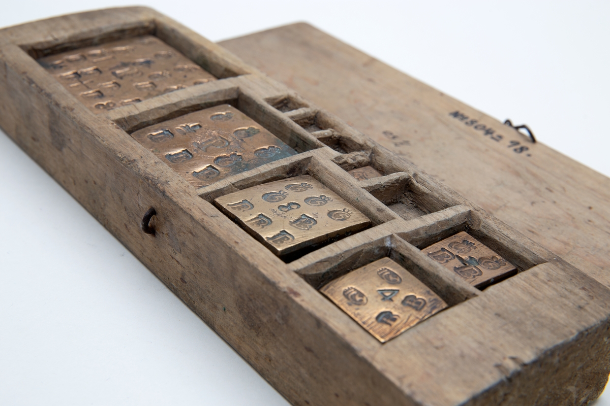 Vektlodd stemplet 1684. Vekter i messing, etui i tre.