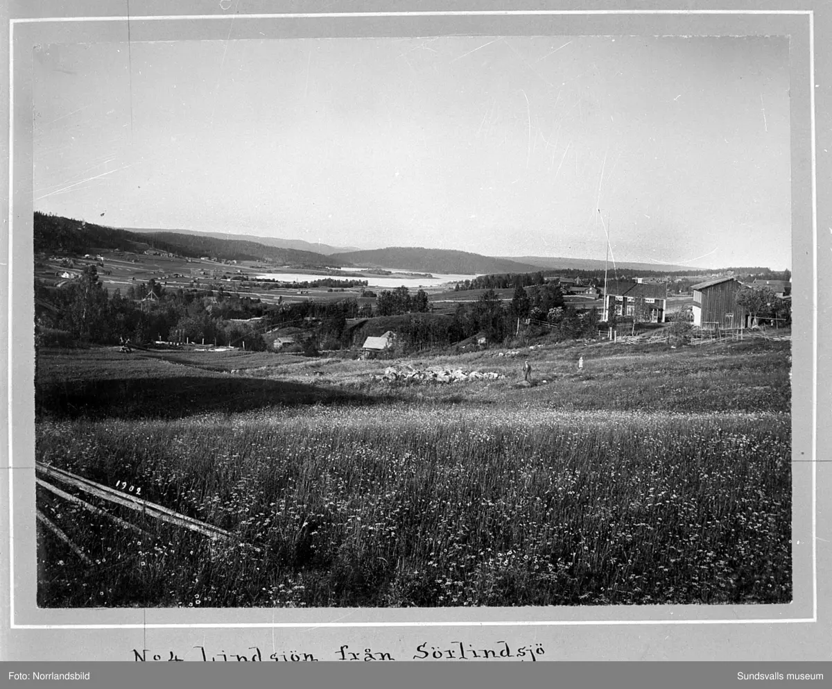 Gamla bilder från Attmar och Sörfors 1902. Originalfoto av fotografen Hildur Björklind, reprofotograferat för SCA.
1: Vy från Lucksta österut över sjön Marmen, Kampåkern, Ladsvedjan mot utloppet i Ljungan.
2: Vy söderut över gamla Sörfors bruk mot sjön Vikarn och Näset.
3: Lindsjön sedd från Sörlindsjö.
4: Lindsjön fotograferad från Sörforsåsen.
5: Sörfors bruk.
6: Sörfors trämassefabrik.
7: Attmars kyrka.
8: Landsvägen i Lucksta mot Sörfors.
9: Övre delen av sjön Marmen vid Ljungans inlopp. Tuna kyrka i bakgrunden.