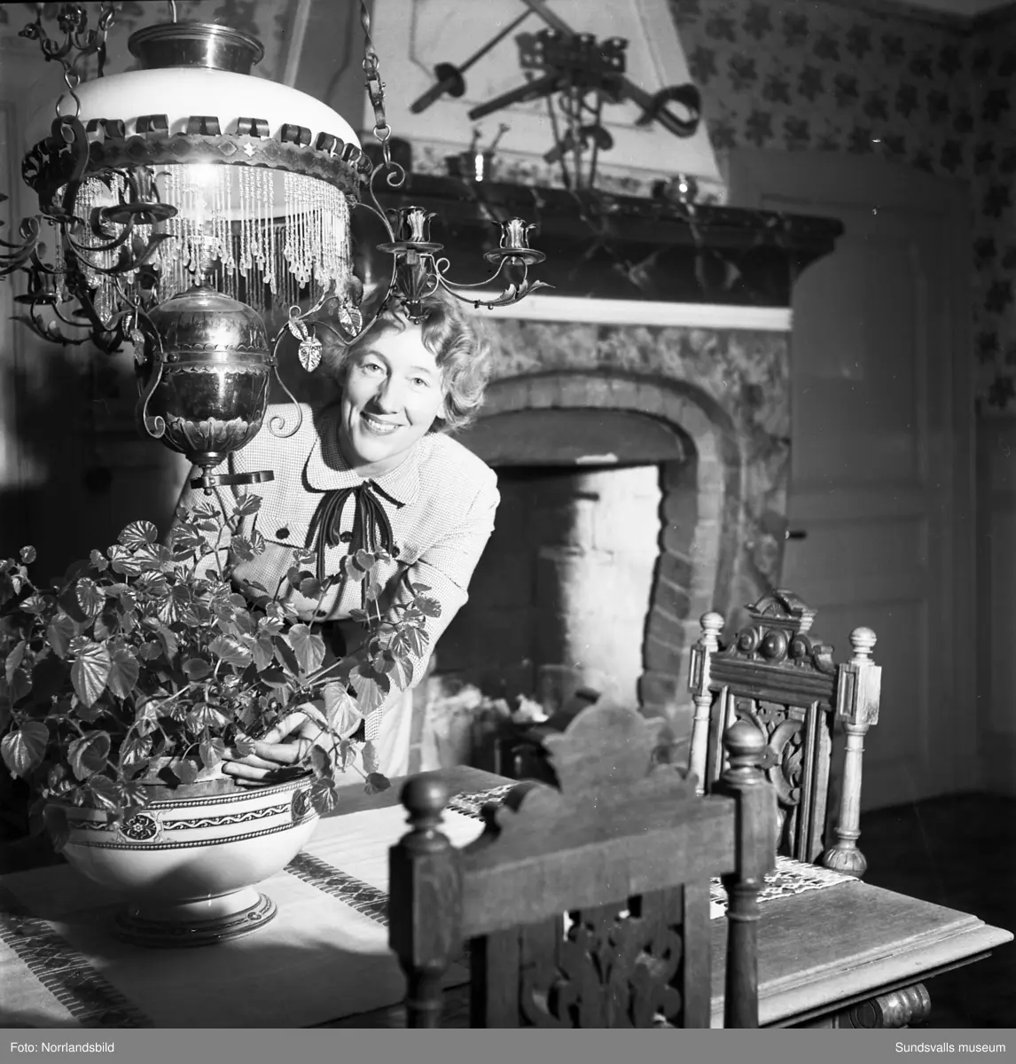 Barnteaterträning hemma hos fru Dagny Norberg i Ortviken, Skönsberg. Bild 1, längst bak: Marianne Rydberg och Lars Carlsson. Övriga från vänster: Britt Renman, Margareta Hammarström, Margareta Eriksson, Britt Jonsson, Britt-Mari Lundberg, Birgitta Bäckström, Monika Ödberg, Doris Norrgård, Marianne Norrgård och Ann-Mari Olsson. Bild 2: Dagny Norberg.