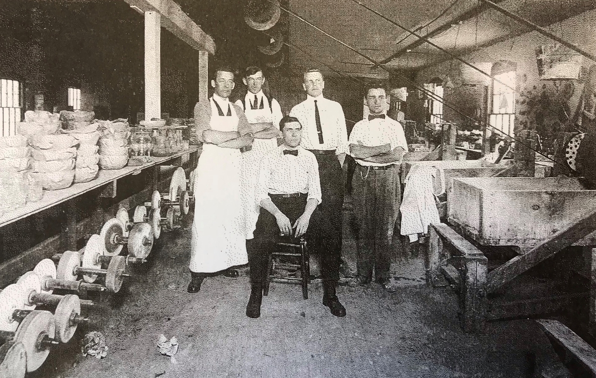 Konformad hög kupa, kort ben med knapp.
På kupan stående skärslipade "spetsiga ellipser", nederst på kupen en bård av brillianter. Runt foten slipade "spetsiga ellipser".
Helkristall med högt blyinnehåll som ger tyngd åt glaset.
Fotografierna: David Lönnquist under sliparbetet. På gruppbilden står Lönnquist längst till höger.