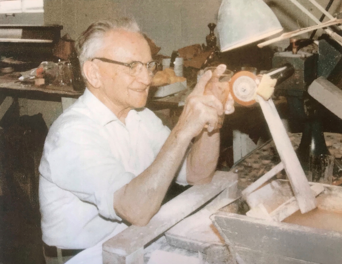 Konformad låg kupa av relativt generösa mått, ben med knapp.
På kupan stående skärslipade "spetsiga ellipser", nederst på kupen en bård av brillianter. Runt foten slipade "spetsiga ellipser".
Helkristall med högt blyinnehåll som ger tyngd åt glaset.
Fotografierna: David Lönnquist under sliparbetet. På gruppbilden står Lönnquist längst till höger.