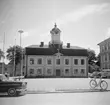 Rådhuset i Söderköping 1963. Byggnaden uppfördes under åren 1773-1777 och ersatte en tidigare rådhusbyggnad med samma mått i grunden. Rådhuset användes för sitt ändamål fram till 1947, då Söderköping upphörde att vara en självständig rättslig enhet. Byggnaden användes senare som polisstation och vidare till kommunal administration.