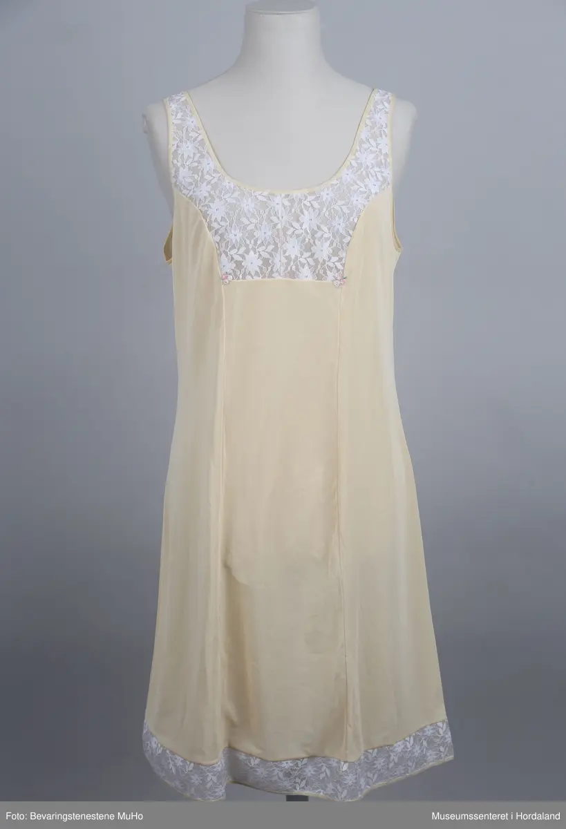 Blonder med blomar på.