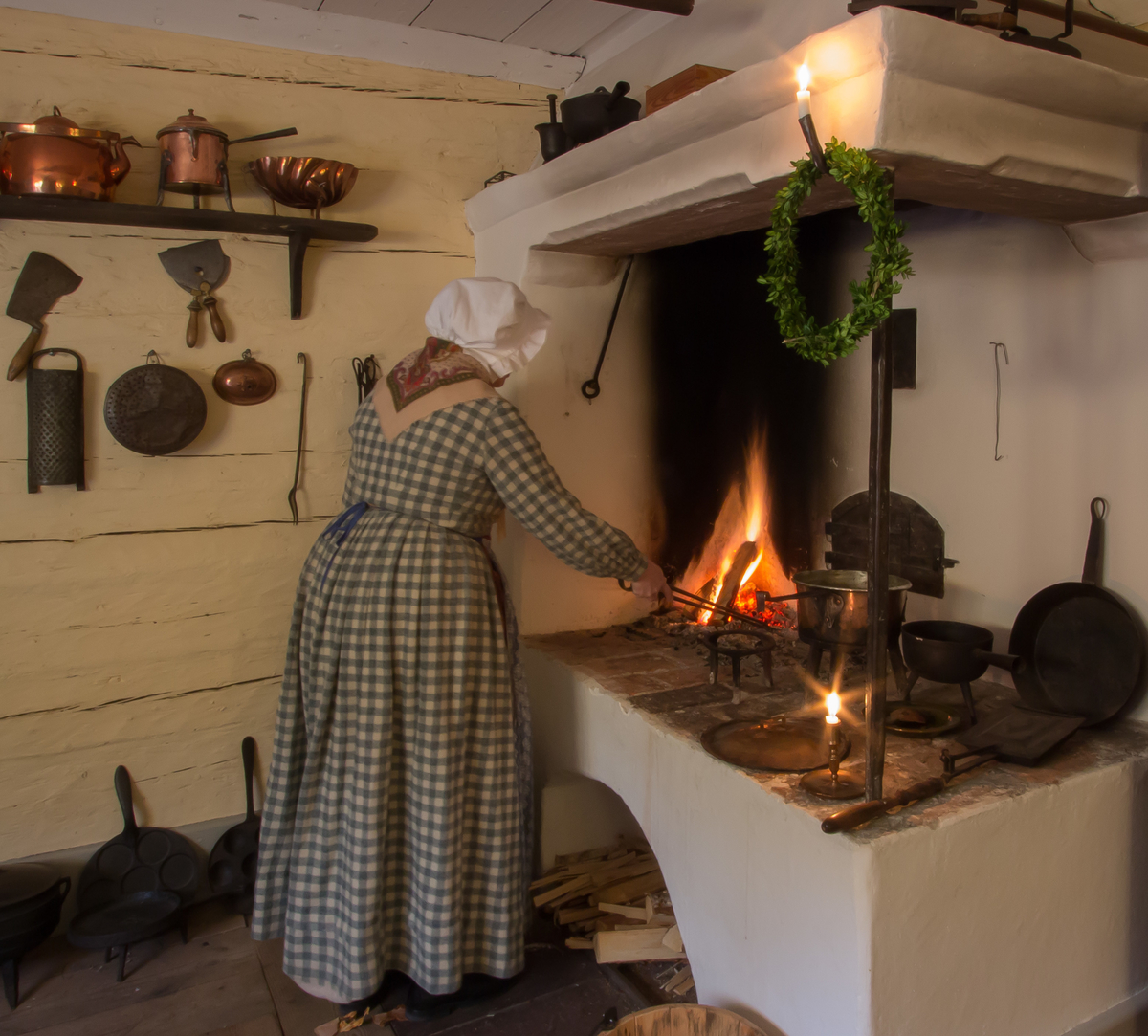 Jul i Boktryckarbostaden. 
Fotodokumentation av den öppna verksamheten i Boktryckarbostaden. Museipedagogernas roll att levandegöra miljön är A och O i Skansen verksamhet och viktig att dokumentera.
Antikvarier och pedagoger iordningställer och gestaltar miljön och bestämmer hur föremålen bäst kan användas och visas.