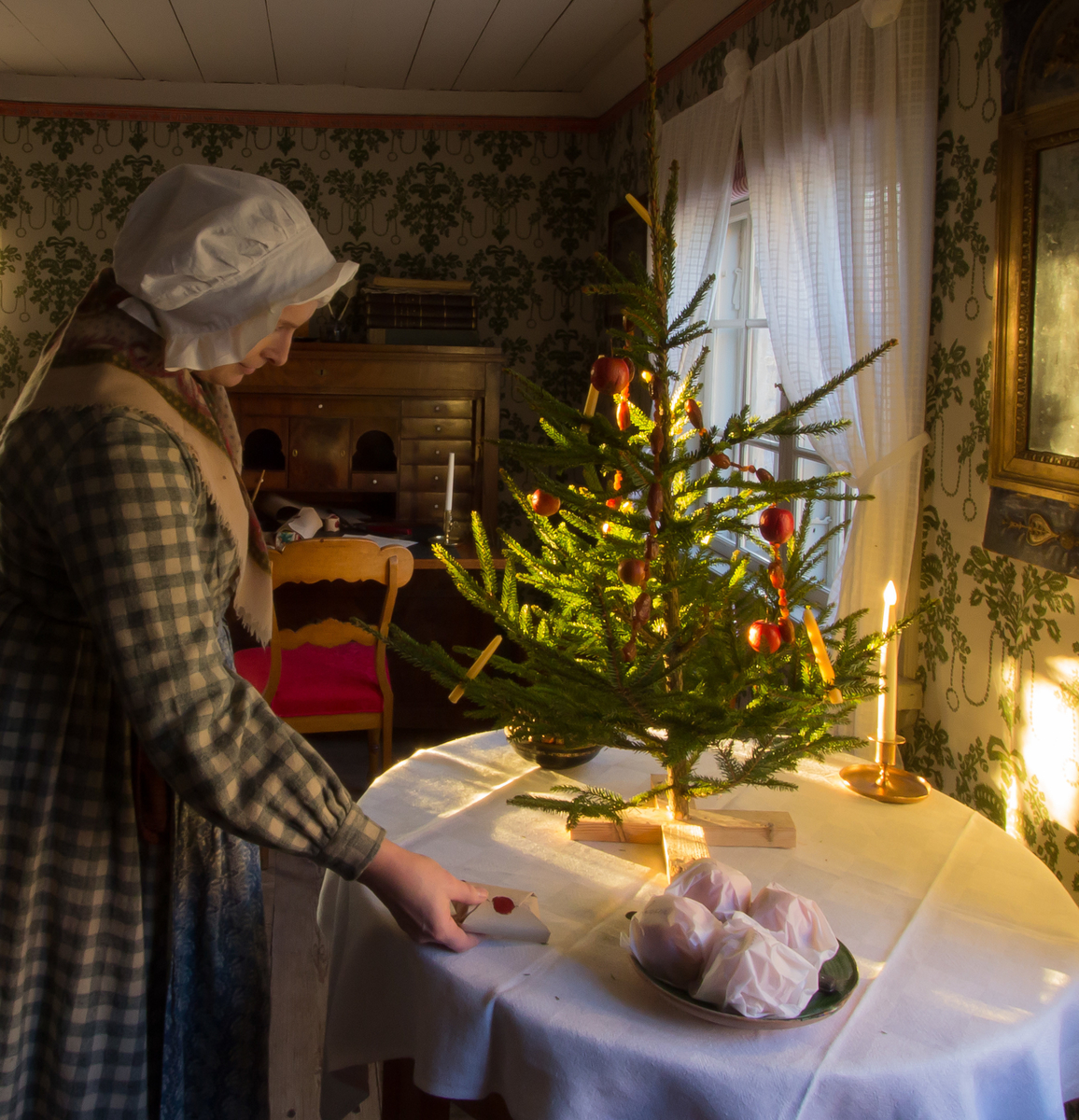 Jul i Boktryckarbostaden. 
Fotodokumentation av den öppna verksamheten i Boktryckarbostaden. Museipedagogernas roll att levandegöra miljön är A och O i Skansen verksamhet och viktig att dokumentera.
Antikvarier och pedagoger iordningställer och gestaltar miljön och bestämmer hur föremålen bäst kan användas och visas.
