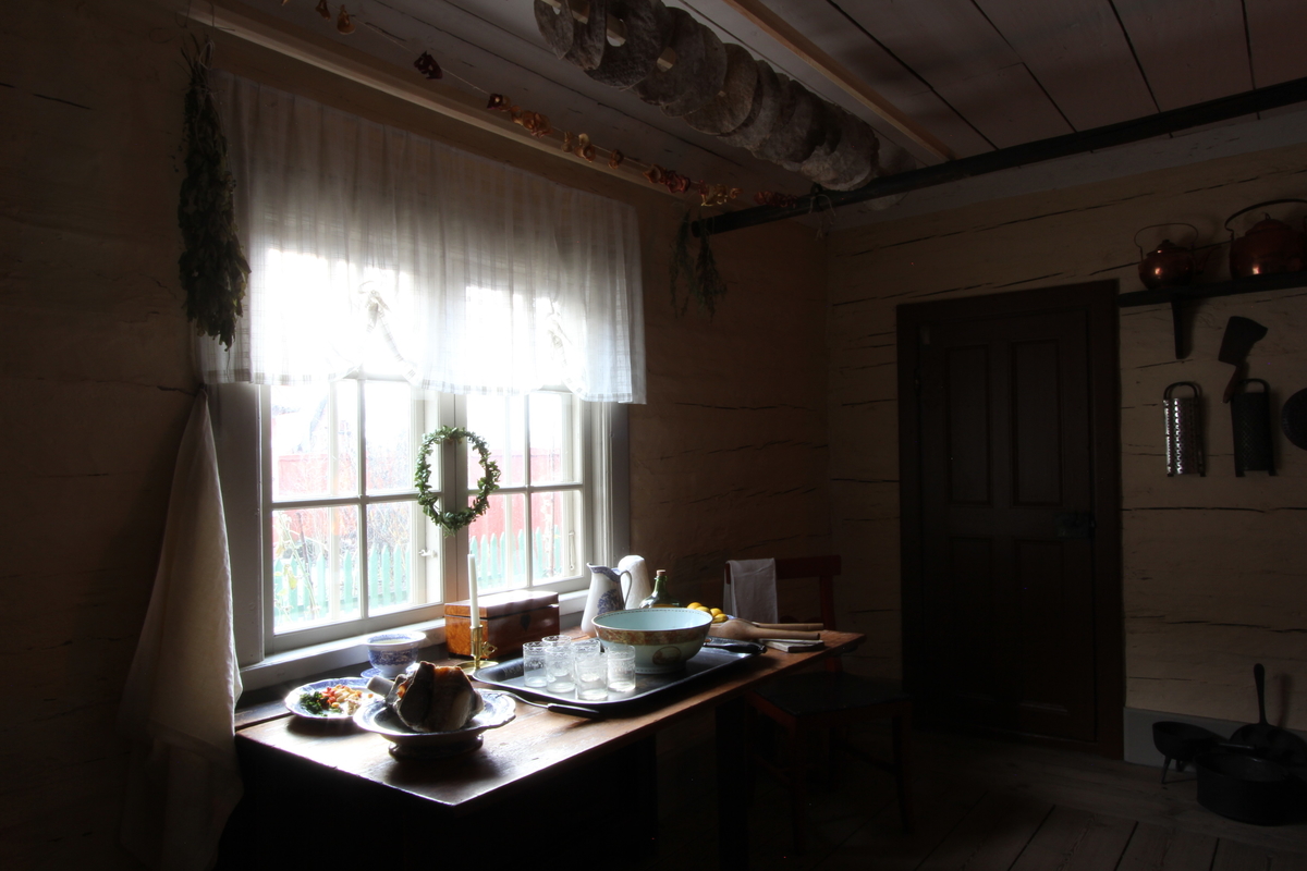 Jul i Boktryckarbostaden. 
Fotodokumentation av den öppna verksamheten i Boktryckarbostaden. Museipedagogernas roll att levandegöra miljön är A och O i Skansen verksamhet och viktig att dokumentera.
Antikvarier och pedagoger iordningställer och gestaltar miljön och bestämmer hur föremålen bäst kan användas och visas.