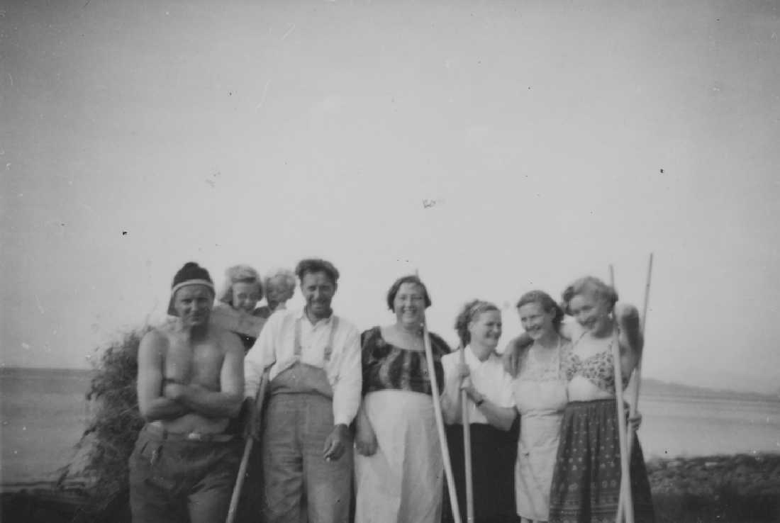 Leirfjord, Angersnes. Slåttearbeid. F.v.. Einar Kristiansen, Liv Kristiansen (datter til Einar og Lotte) Lillegutt Karl Einar Kristiansen (sønn til Sverre og Gerda), Sverre Kristiansen (bror til Einar), Gerda Kristiansen (g.m. Sverre), Kaspara Kristiansen (søster til Einar og Sverre), Lotte Kristiansen (g.m. Einar), Aud Kristiansen (datter til Einar og Lotte).
Einar, Sverre og Kasbara er søsken.