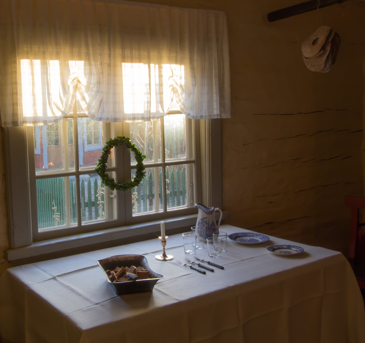 Jul i Boktryckarbostaden. 
Fotodokumentation av den öppna verksamheten i Boktryckarbostaden. Museipedagogernas roll att levandegöra miljön är A och O i Skansen verksamhet och viktig att dokumentera.
Antikvarier och pedagoger iordningställer och gestaltar miljön och bestämmer hur föremålen bäst kan användas och visas.