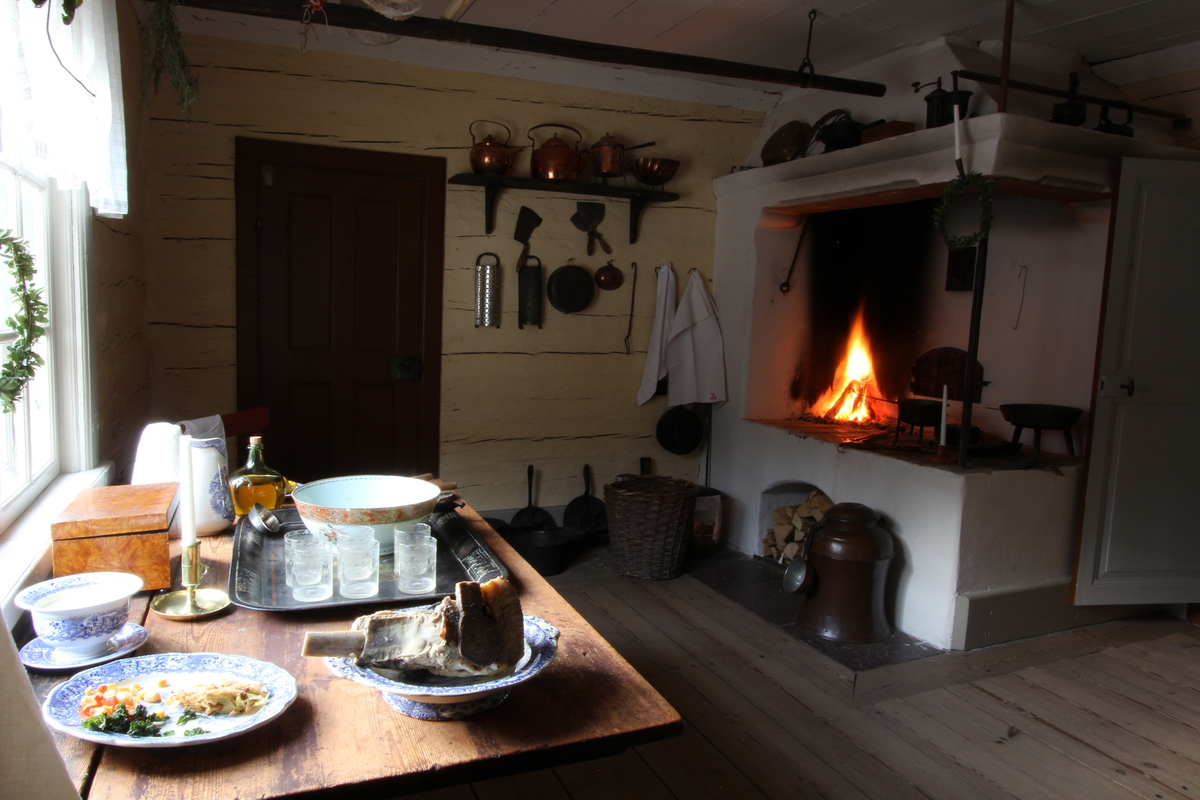Jul i Boktryckarbostaden. 
Fotodokumentation av den öppna verksamheten i Boktryckarbostaden. Museipedagogernas roll att levandegöra miljön är A och O i Skansen verksamhet och viktig att dokumentera.
Antikvarier och pedagoger iordningställer och gestaltar miljön och bestämmer hur föremålen bäst kan användas och visas.