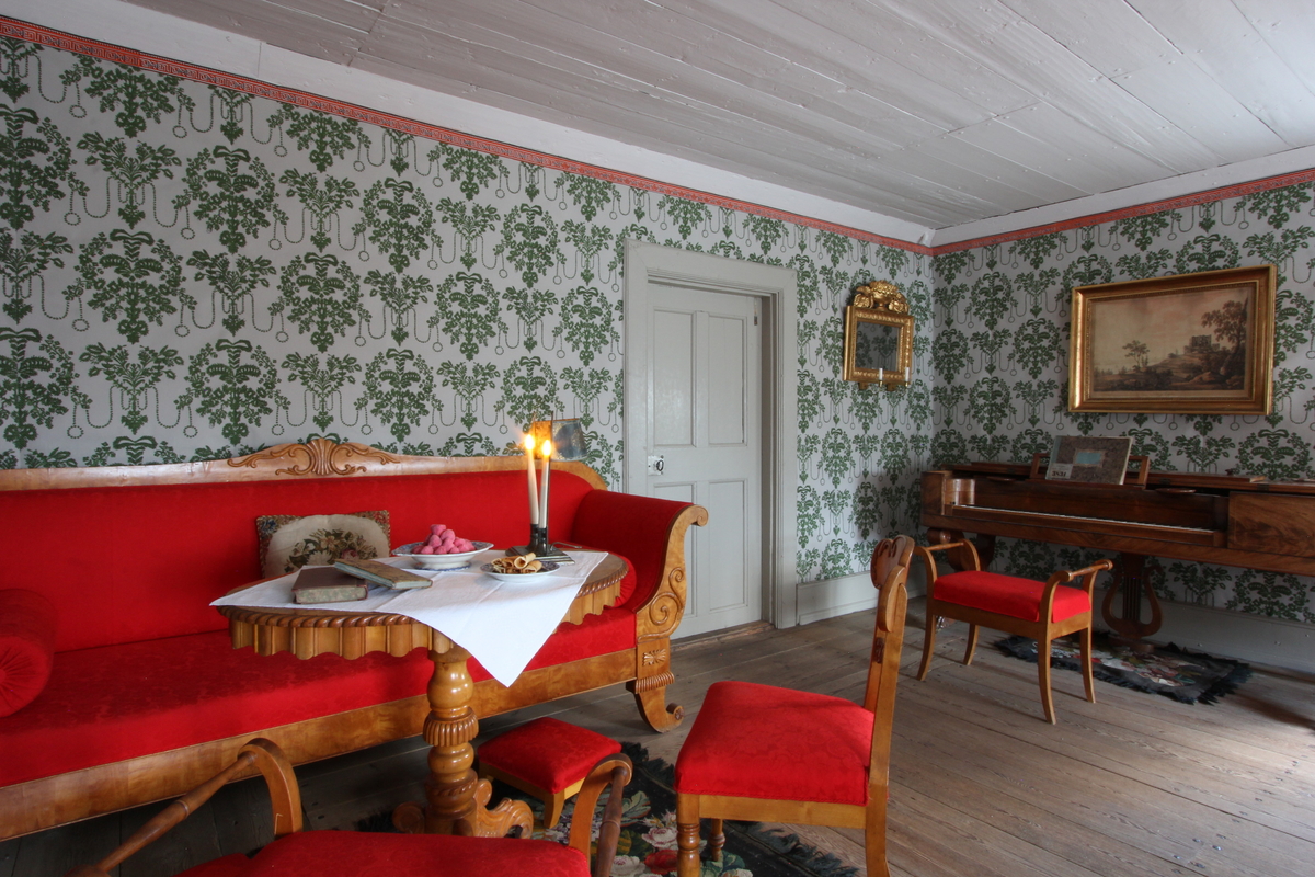 Jul i Boktryckarbostaden. 
Fotodokumentation av den öppna verksamheten i Boktryckarbostaden. Museipedagogernas roll att levandegöra miljön är A och O i Skansen verksamhet och viktig att dokumentera.
Antikvarier och pedagoger iordningställer och gestaltar miljön och bestämmer hur föremålen bäst kan användas och visas.