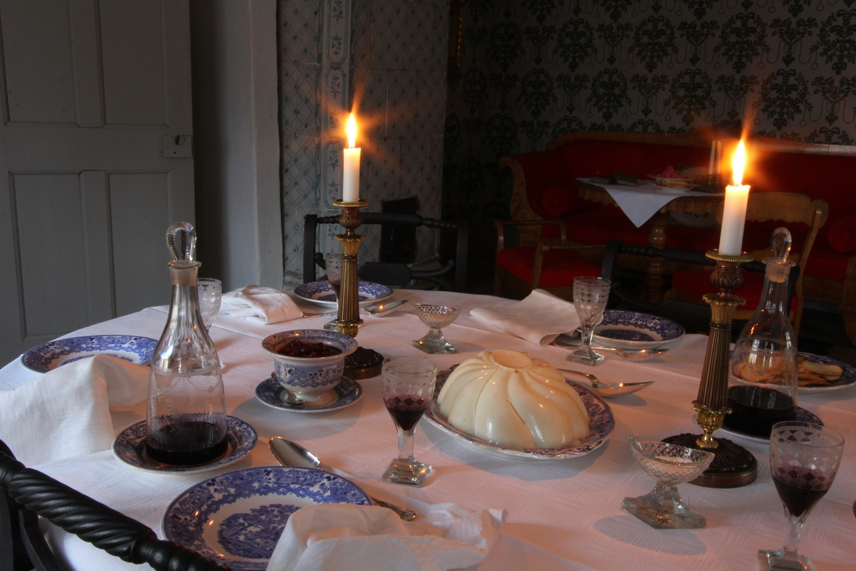 Jul i Boktryckarbostaden. 
Fotodokumentation av den öppna verksamheten i Boktryckarbostaden. Museipedagogernas roll att levandegöra miljön är A och O i Skansen verksamhet och viktig att dokumentera.
Antikvarier och pedagoger iordningställer och gestaltar miljön och bestämmer hur föremålen bäst kan användas och visas.