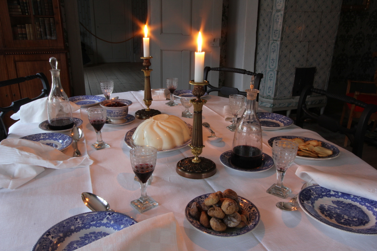 Jul i Boktryckarbostaden. 
Fotodokumentation av den öppna verksamheten i Boktryckarbostaden. Museipedagogernas roll att levandegöra miljön är A och O i Skansen verksamhet och viktig att dokumentera.
Antikvarier och pedagoger iordningställer och gestaltar miljön och bestämmer hur föremålen bäst kan användas och visas.