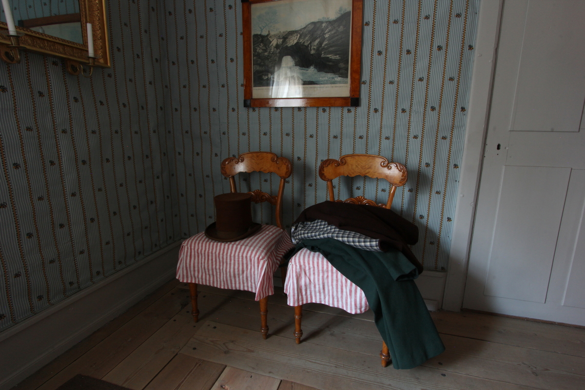 Jul i Boktryckarbostaden. 
Fotodokumentation av den öppna verksamheten i Boktryckarbostaden. Museipedagogernas roll att levandegöra miljön är A och O i Skansen verksamhet och viktig att dokumentera.
Antikvarier och pedagoger iordningställer och gestaltar miljön och bestämmer hur föremålen bäst kan användas och visas.