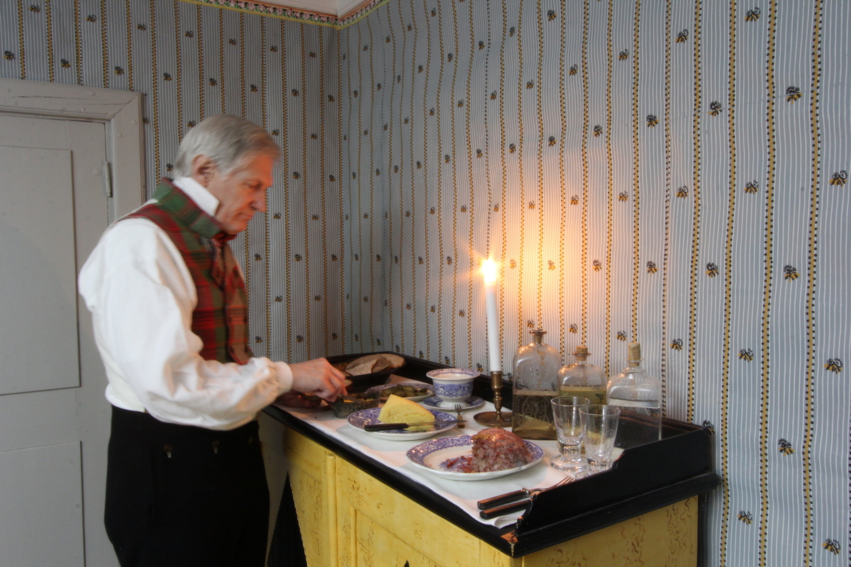 Jul i Boktryckarbostaden. 
Fotodokumentation av den öppna verksamheten i Boktryckarbostaden. Museipedagogernas roll att levandegöra miljön är A och O i Skansen verksamhet och viktig att dokumentera.
Antikvarier och pedagoger iordningställer och gestaltar miljön och bestämmer hur föremålen bäst kan användas och visas.