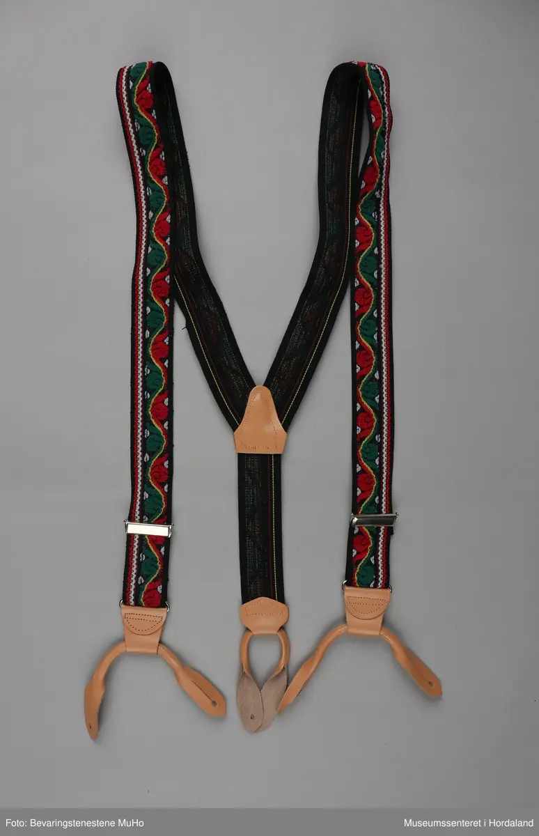 Bukseselar med skinndetaljar, "inspirert av tradisjonsrike norske mønstre", produsert ved bandfabrikken Cebelle-Trengereid i Bergen.