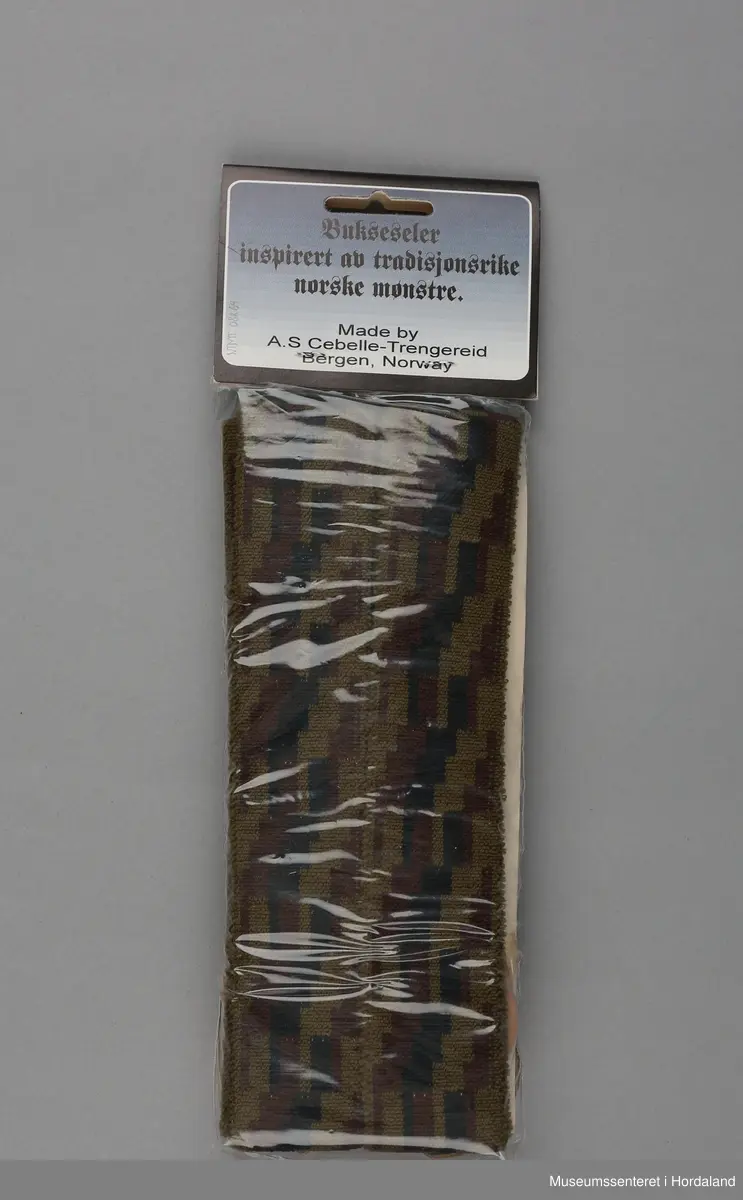 Bukeselar med skinndetaljar, "inspirert av tradisjonsrike norske mønstre", produsert ved bandfabrikken Cebelle-Trengereid i Bergen. Pakka i plastemballasje.