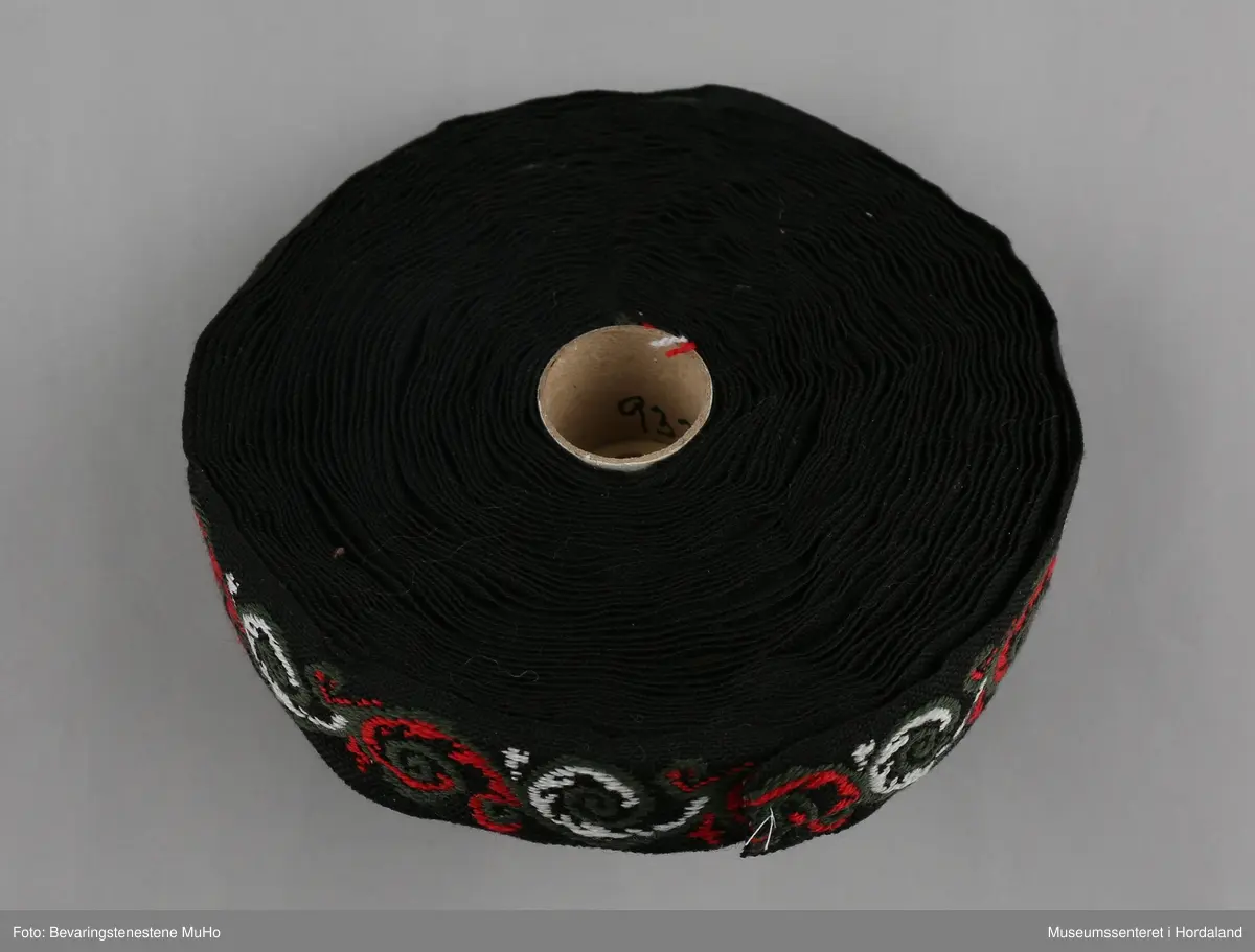 Rull med vevd band, produsert ved bandfabrikken Cebelle-Trengereid i Bergen.