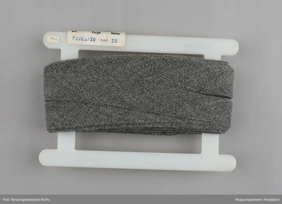 Einsfarga vevd ullband, produsert ved bandfabrikken Trengereid Fabrikker i Bergen.