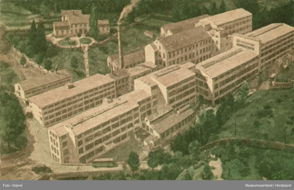Postkort av ullvarefabrikken ved Arne Fabrikker i Ytre Arna. Motivet er ei kolorert avbilding av eit måleri av Ole B. Eyde.
