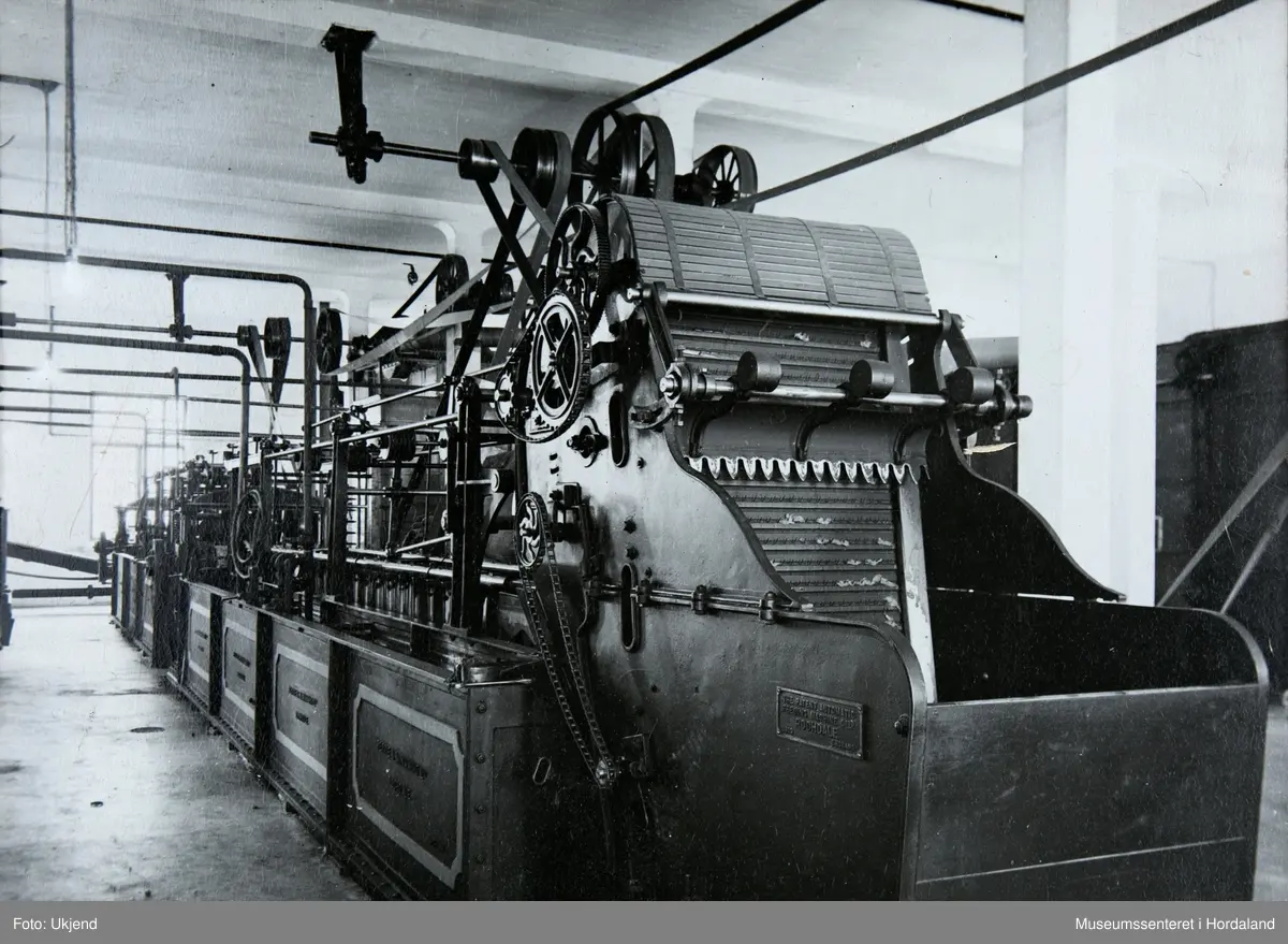 Fotomontasje frå produksjonen ved ullvarefabrikken, Dale Fabrikker i Vaksdal.