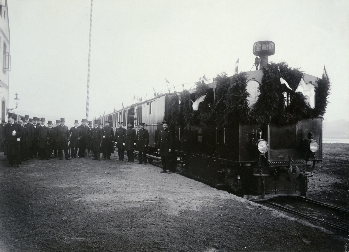 Første jernbane Apenrade, antagelig ca. 1890. På perongen sees Hans Clausen, Calderup (?).