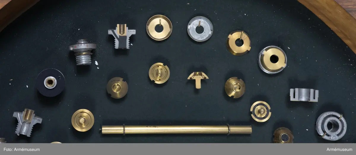 Grupp F II. 
Tidrör m/1873 till granatkartesch till 7 cm framladdningskanon m/1863.
I monter.