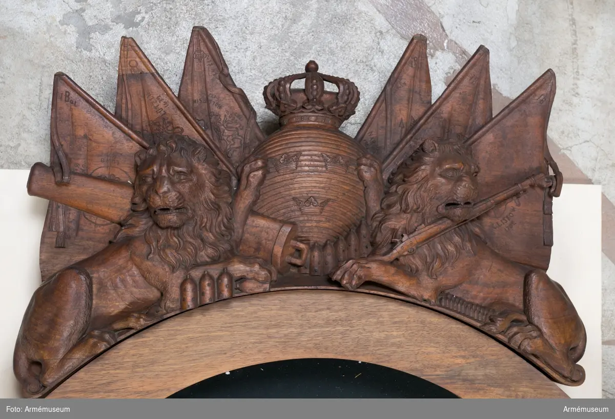 Monter, rikt snidad, från Kungl. Fyrverkarcorpsen.