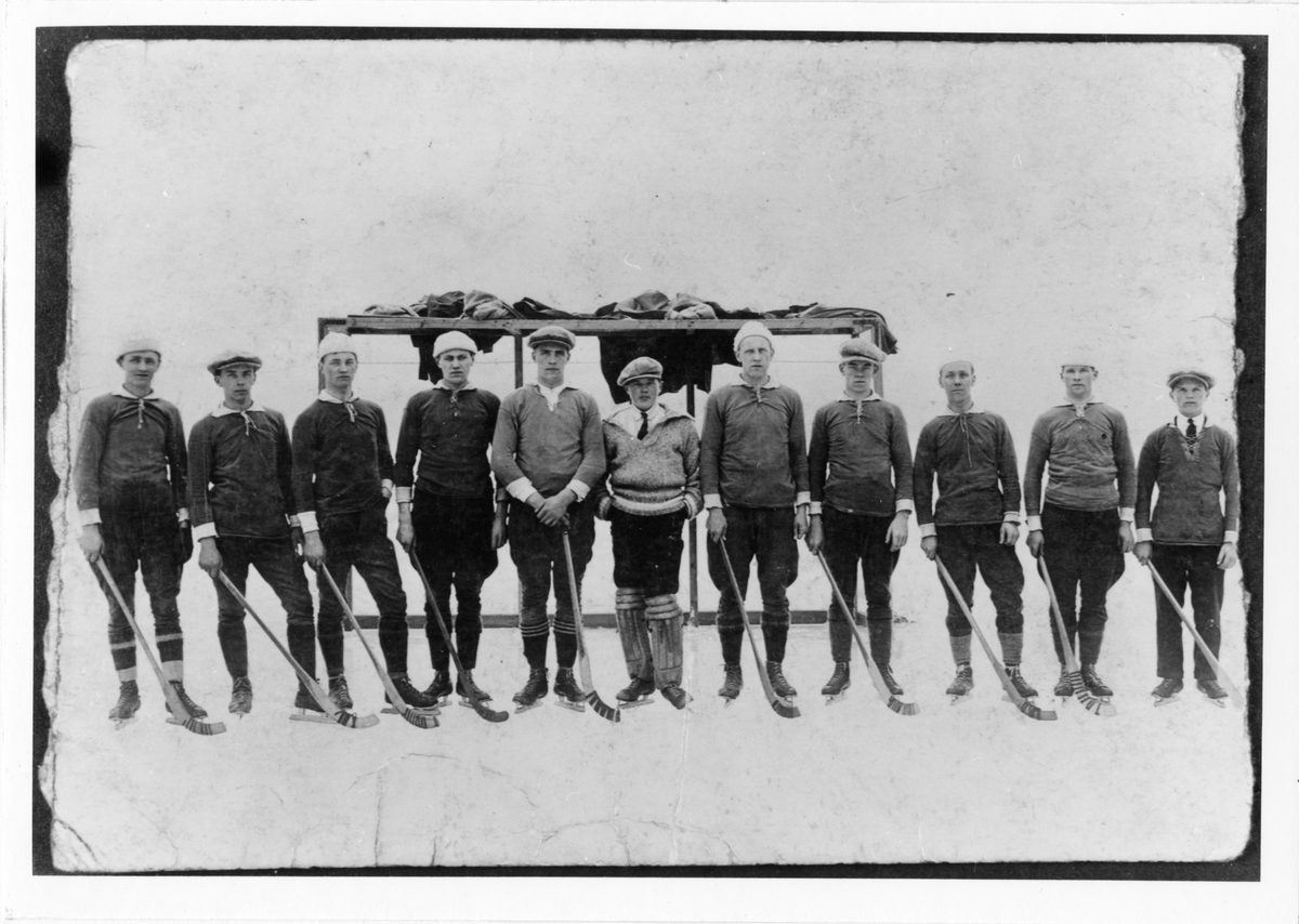 Elva män med skridskor och bandyklubbor står på isen. De är AIFs bandylag 1926.
Från vänster: Johan Sandstedt, Gunnar "Limpan" Sandstedt, Josef "Vera" Wennerström, Ragnar Svensson, Helge "Flisan" Hultén (målvakt), Algot "Sofus" Hansson, Gustaf "Slaktarn" Johansson, Thorsten Andreasson, Allan Andersson, Helge Hallgren.