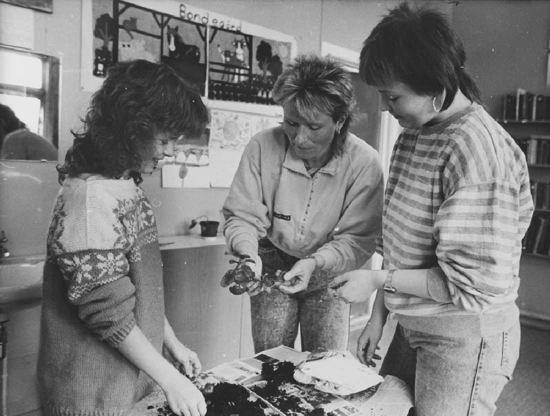 Leirfjord, Ulvangen. Undervisning på Ulvang skole. F.v.: Kristin Hansen, Ellen Meisfjord (lærer), Hilde Susanne Olaisen.
Bildet er fra et fotoprosjekt på LBU - ungdomstrinnet