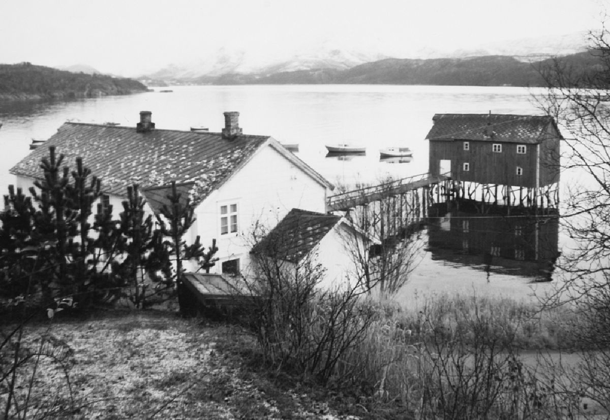 Leirfjord, Leland, Nedre-Leland. Bergh-butikken og brygga med gangbru (nå museum).
Bildet er brukt i Leirfjordkalenderen - forside 2011