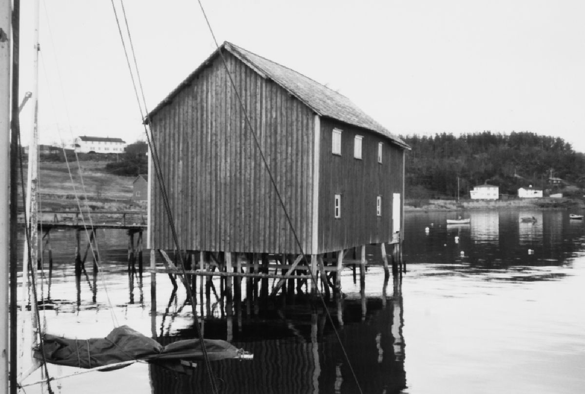 Leirfjord, Leland, Nedre-Leland. Lagerbrygga til Bergh-butikken, den stod utenfor selve butikklokalet  (nå museum).