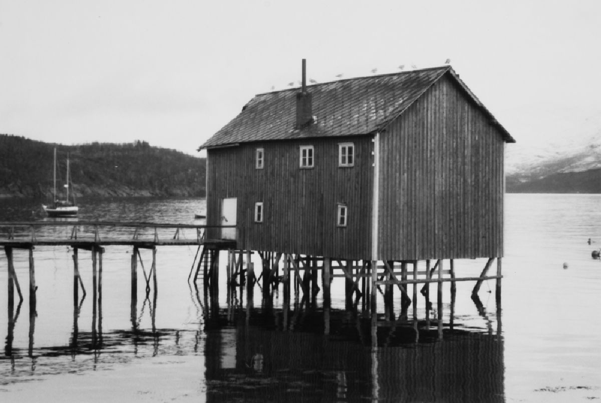 Leirfjord, Leland, Nedre-Leland. Lagerbrygga til Bergh-butikken, den stod utenfor selve butikklokalet  (nå museum).