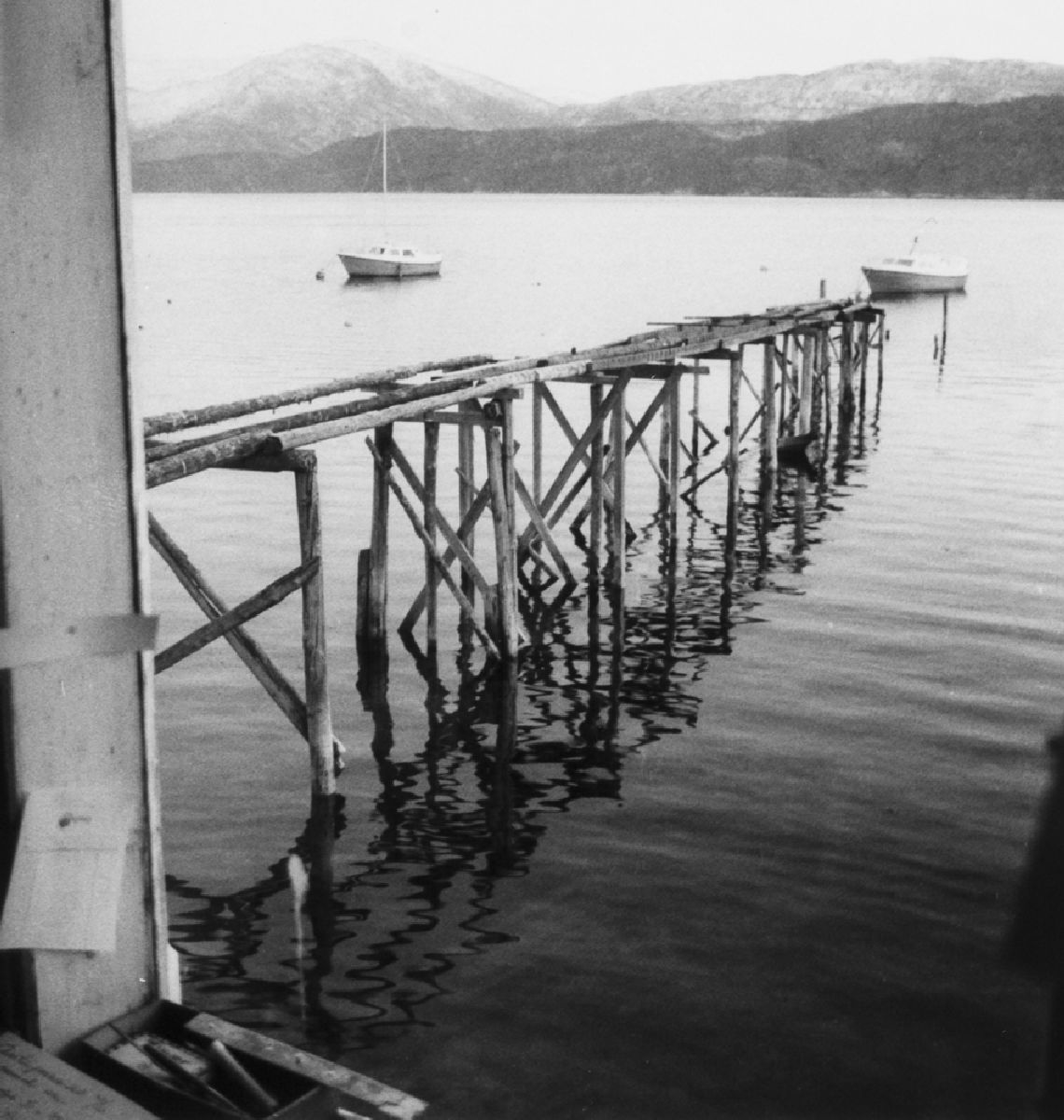 Leirfjord, Leland, Nedre-Leland. Restene av gangbrua som var mellom Berh-butikken og bryggelageret.