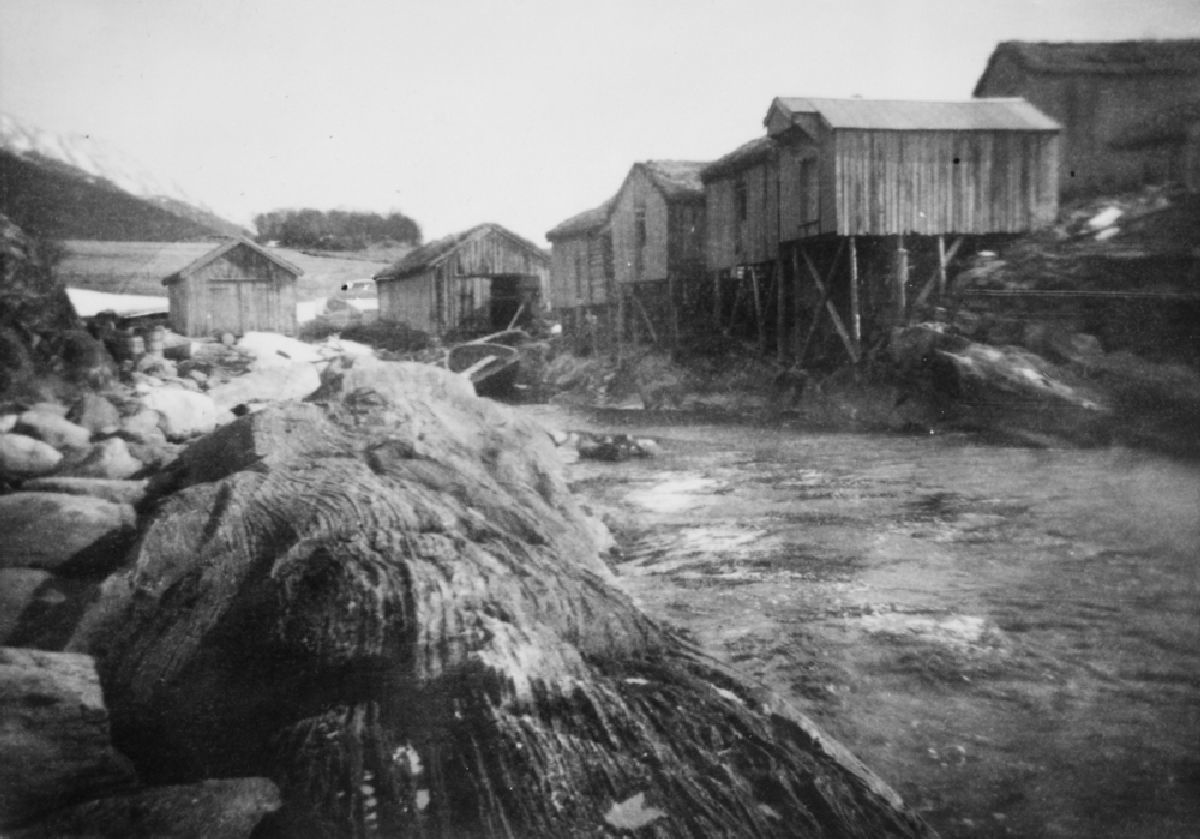 Leirfjord, Reines. Reinessjøen med brygger og naust.