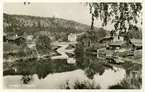 Vy norrut med Selångersån samt Västkilen till höger. Gammal bebyggelse med koppling till färgeri och bryggeriverksamhet. Widebron mitt i bild med uthus tillhörande Widegården till vänster.