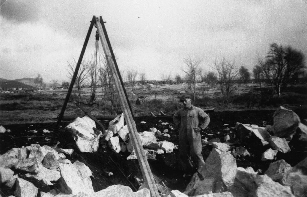 Monrad Ueland (23.5.1918 - 6.2.1990) ryddar bort stein med steinbukk i siste del av 1940 åra.