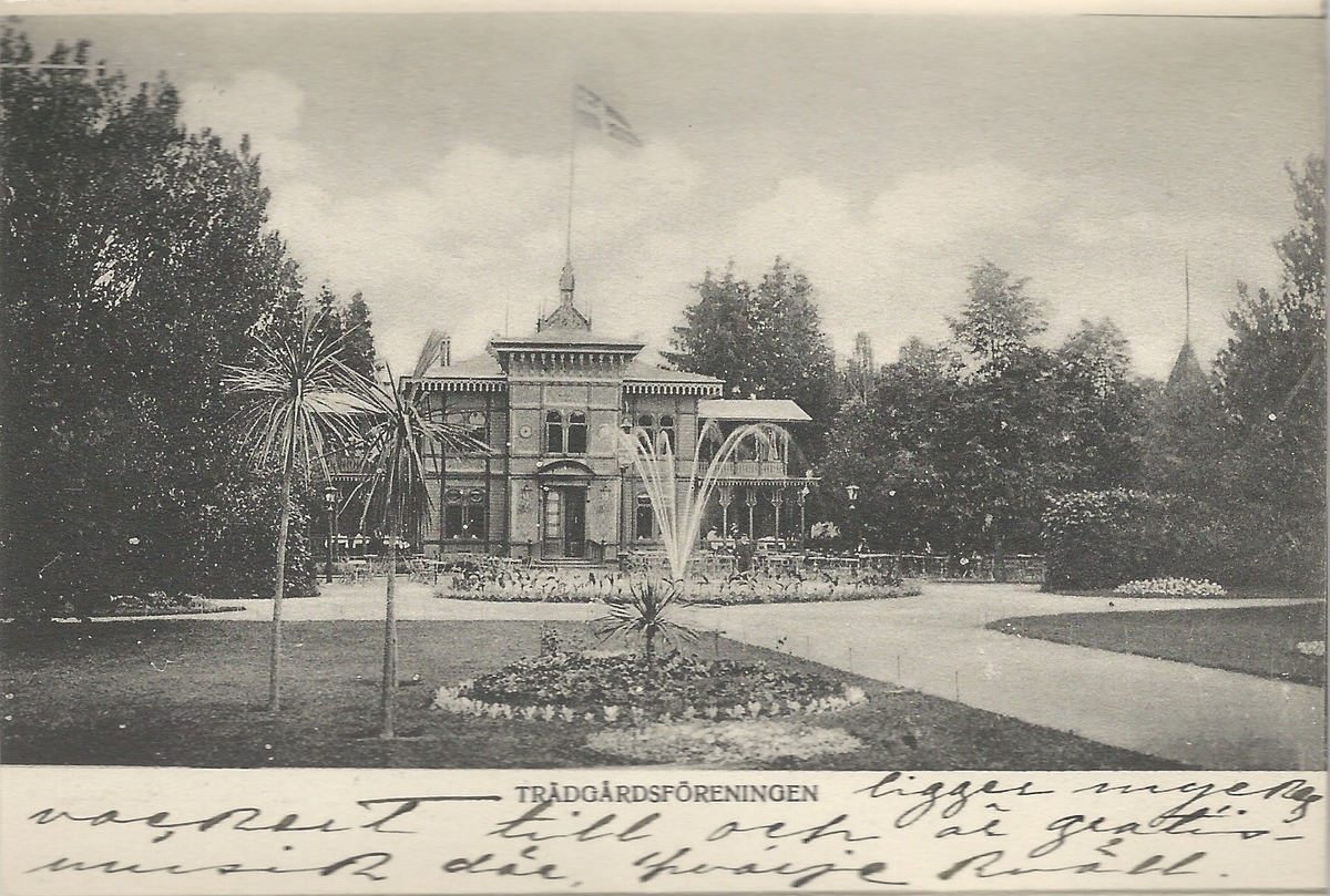 Vykort från centrala Linköping. Svartvitt tryck.
Motiv: Trädgårdsföreningen, Linköpings slott, Teatern.
Utgiven av Anna Höglanders Pappershandel.
Poststämpel 1906.