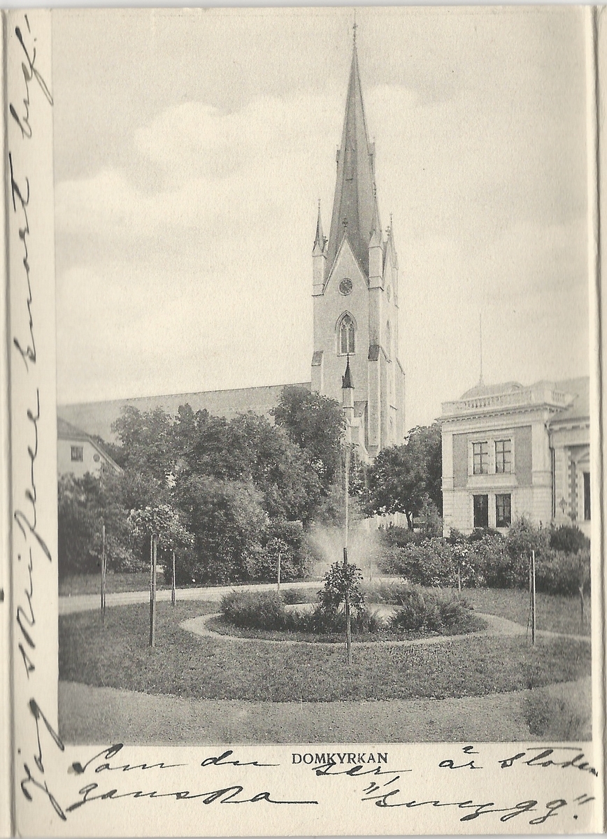 Vykort från centrala Linköping. Svartvitt tryck.
Motiv: Linköpings domkyrka, Järnvägsparken.
Poststämpel 1906.