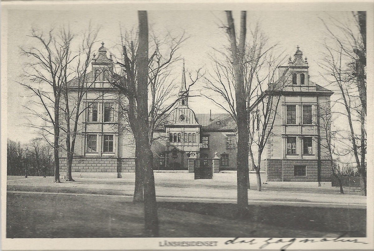 Vykort från centrala Linköping. Svartvitt tryck.
Motiv: Trädgårdsföreningen, Linköpings slott, Teatern.
Utgiven av Anna Höglanders Pappershandel.
Poststämpel 1906.