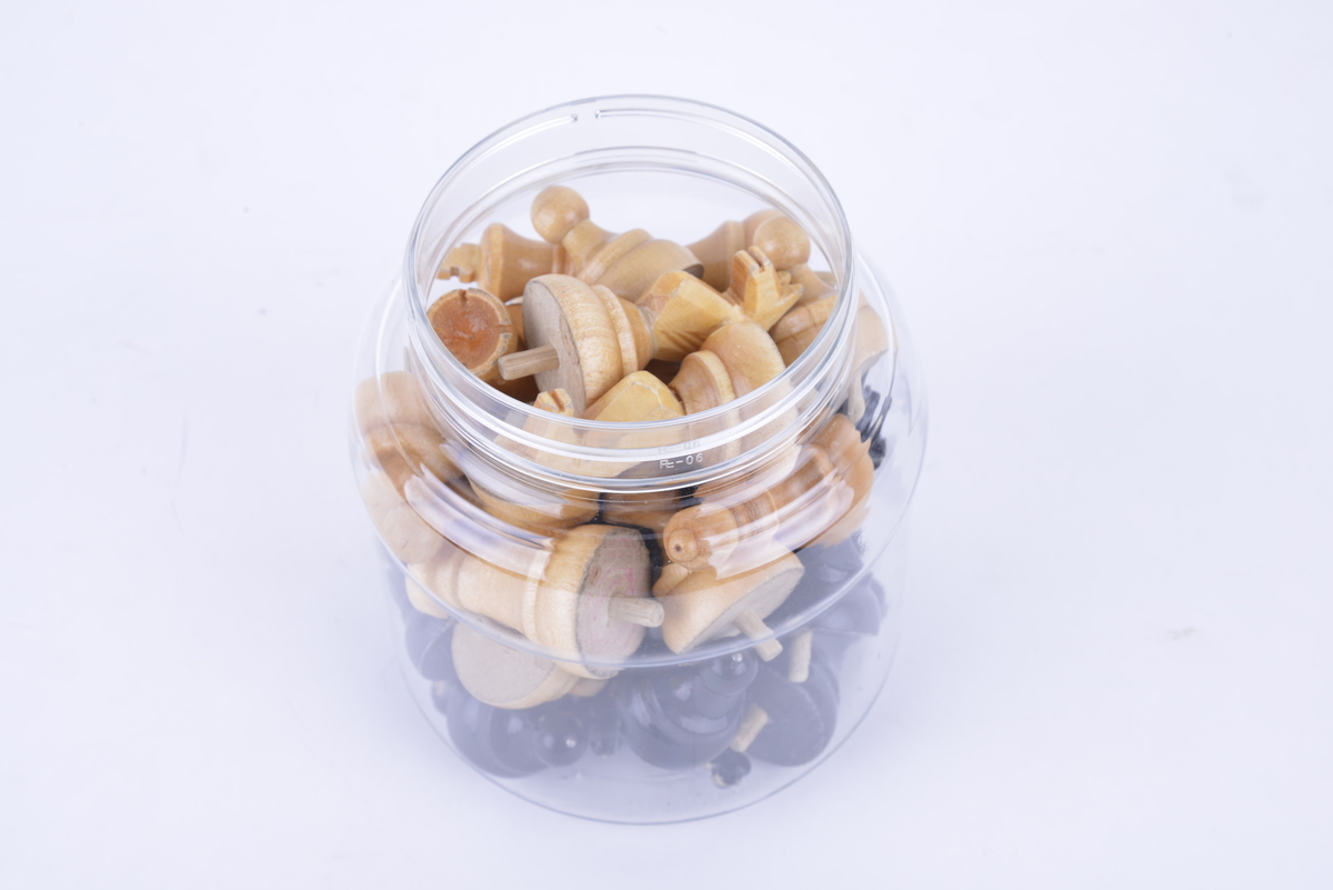 Sammenleggbar hengslet kasse i lakkert tre med brettspill på utsiden. Har tilhørende spillebrikker som ligger i en plastkrukke. 16 svarte og 16 i lakkert tre. Brikkene har pigger som kan stikkes ned i hull i brettet.