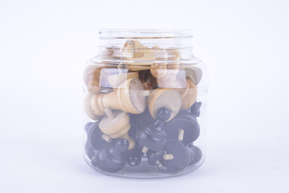 Sammenleggbar hengslet kasse i lakkert tre med brettspill på utsiden. Har tilhørende spillebrikker som ligger i en plastkrukke. 16 svarte og 16 i lakkert tre. Brikkene har pigger som kan stikkes ned i hull i brettet.