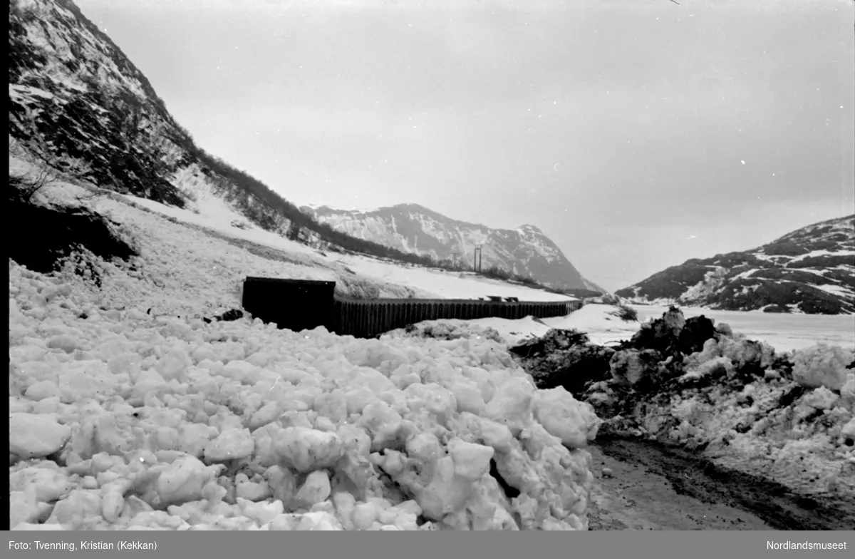 Gildeskål. Storvik. Kystriksveien. Vinter ved rasoverbygget på Storvikskaret.