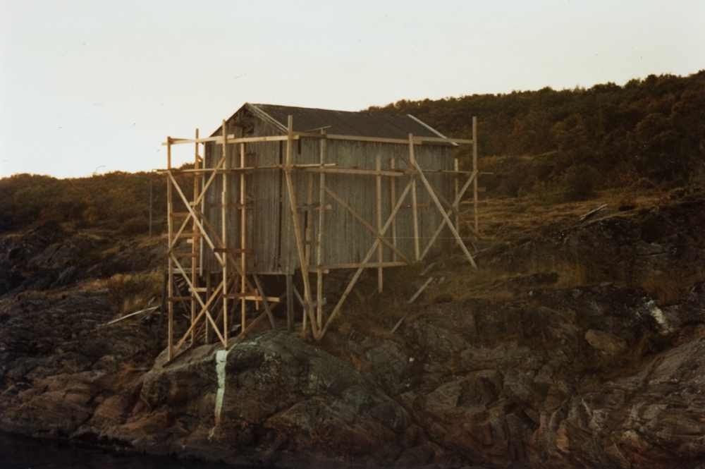 Leirfjord, Reines. Reinesbrygga med stillas rundt. Det skal skiftes tak. Nå museum.