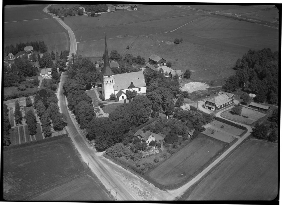 Flygfoto över Romfartuna kyrka, Västerås