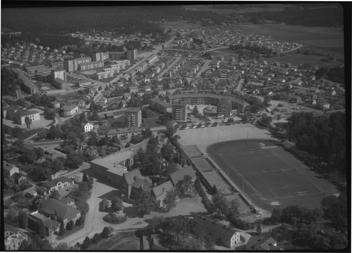 Flygfoto över Karlbergs idrottsplats och Karlbergsskolan, Köping.