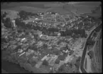 Flygfoto över Kolbäck, med Kolbäcks järnvägsstation och Kolbäcks mejeri.