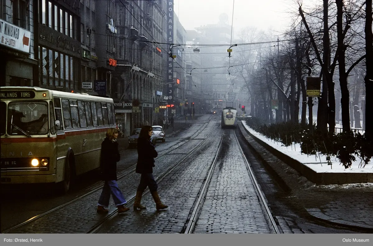 gateløp, buss, biler, trikk, trafikk, mennesker, forretningsgårder, park, snø, tåke
