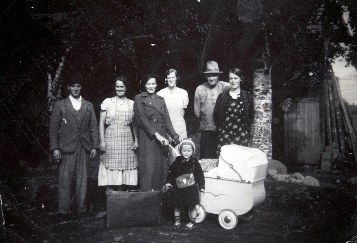 F.V. Kasper Kristiansen, Ella Sletli, Signe Kristiansen, , Kirsten Strandli, Even Sletli, Emma Olsen. Foran Gunvor Edvardsen. Barnevogn.