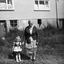 Oline Fjermestad f. Maudal (16.7.1893 - 8.10.1972) med barne